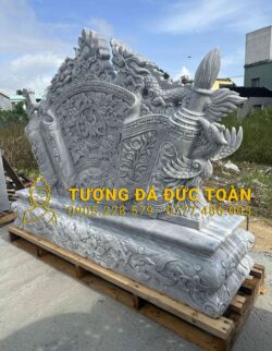 Tượng rồng BỨC BÌNH PHONG BẰNG ĐÁ CẨM THẠCH XÁM NGUYÊN KHỐI màu trắng trên tấm đệm.