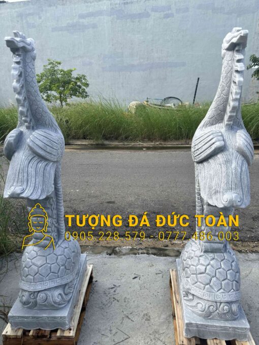 Hai bức tượng gà lôi và gà trống.