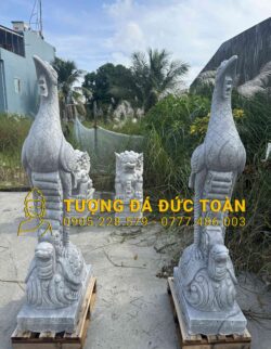 Hai bức tượng gà lôi và gà trống.