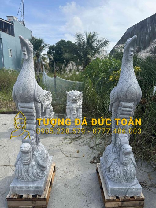 Hai bức tượng gà lôi và gà trống.