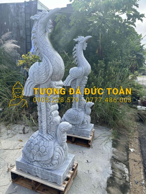 Hai bức tượng phượng hoàng và gà lôi.