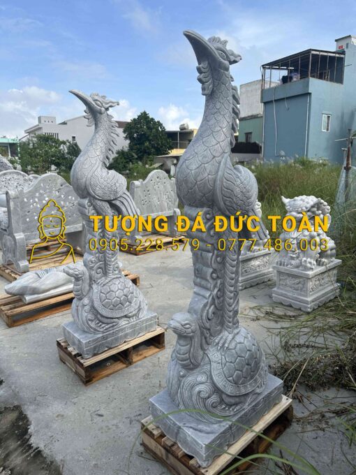 Hai bức tượng đá gà lôi và gà trống.