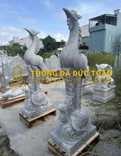 Hai bức tượng đá gà lôi và gà trống.