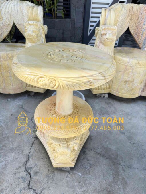 Bộ ghế và bàn làm bằng đá cẩm thạch màu vàng.