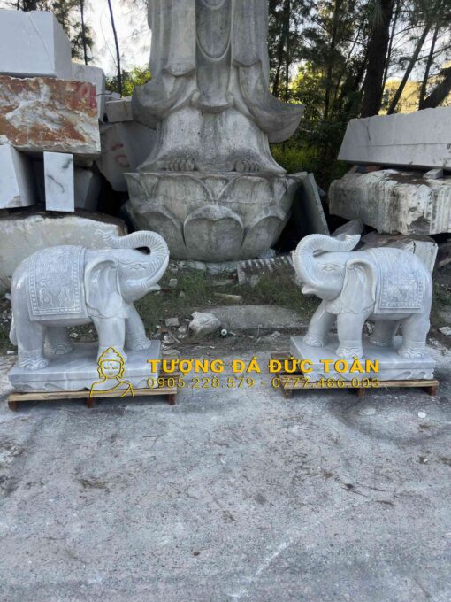 Hai bức tượng voi ở phía trước một bức tượng.