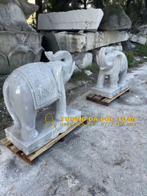 Hai bức tượng voi bằng đá cẩm thạch trắng trên pallet.