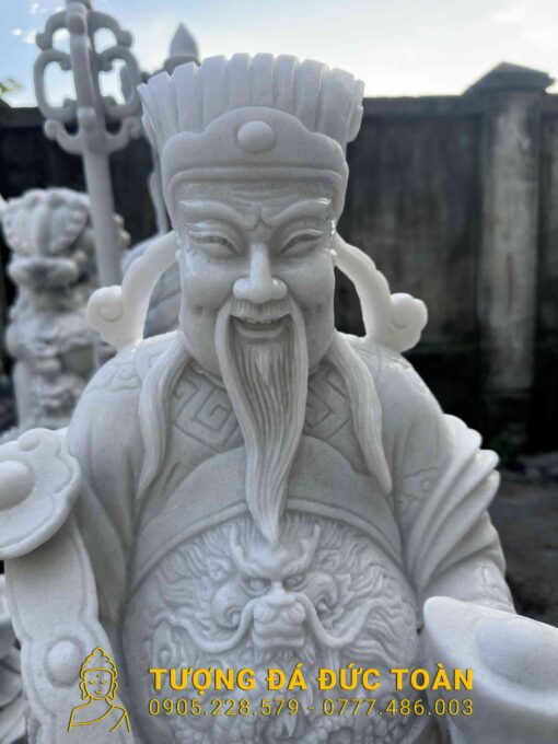 Một bức tượng trắng của hoàng đế Trung Quốc.