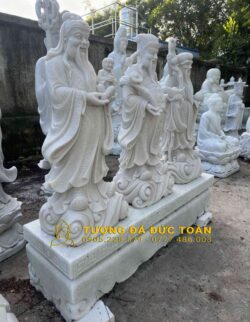 Những bức tượng trắng của các vị thần Trung Quốc trong một khu vườn.