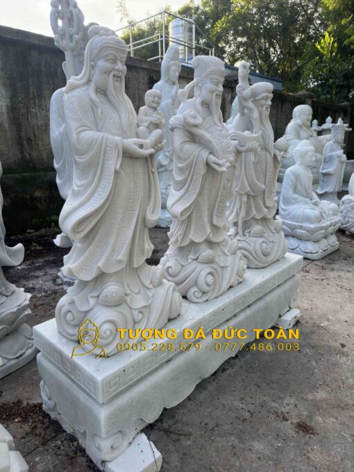 Những bức tượng trắng của các vị thần Trung Quốc trong một khu vườn.
