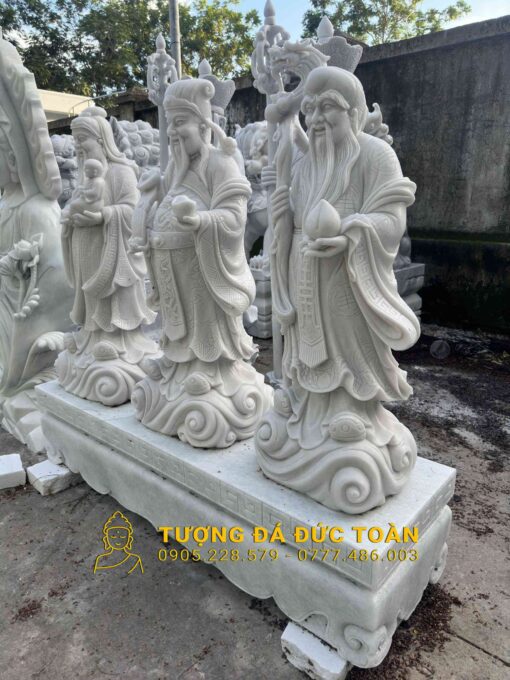 Bốn bức tượng trắng của các vị thần Trung Quốc.