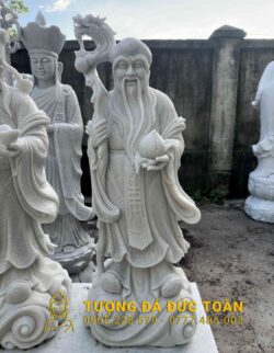 Bốn bức tượng của một người đàn ông và một người phụ nữ Trung Quốc.