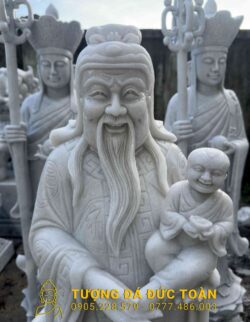 Bức tượng trắng của hoàng đế Trung Quốc với một đứa trẻ.