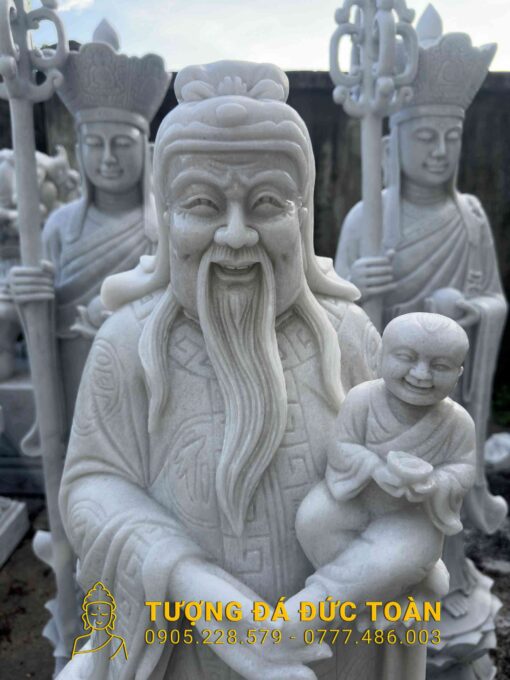 Bức tượng trắng của hoàng đế Trung Quốc với một đứa trẻ.