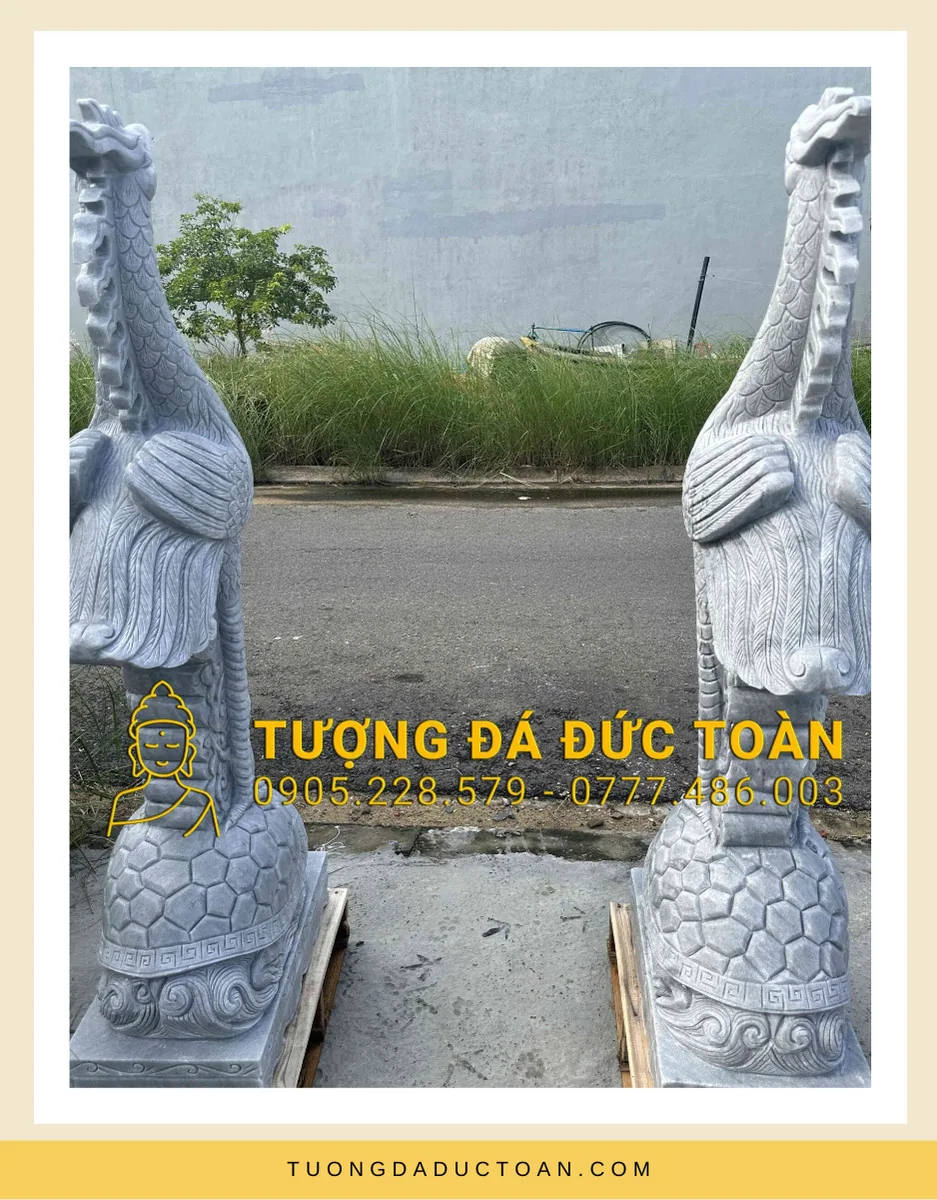 Đằng sau cặp tượng rùa cõng hạc
