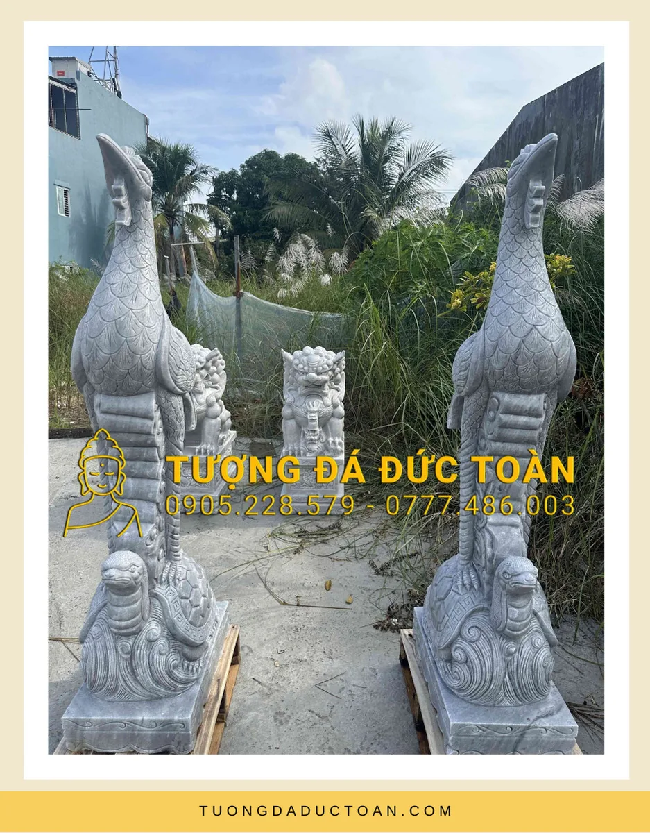 Phía trước chính diện của cặp tượng hạc đứng trên lưng rùa