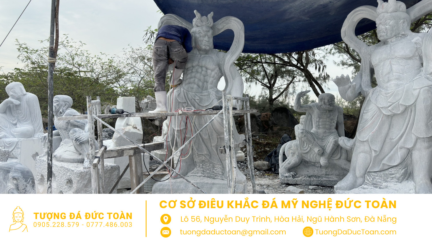 Một người đang chế tác tượng Kim Cang Hộ Pháp