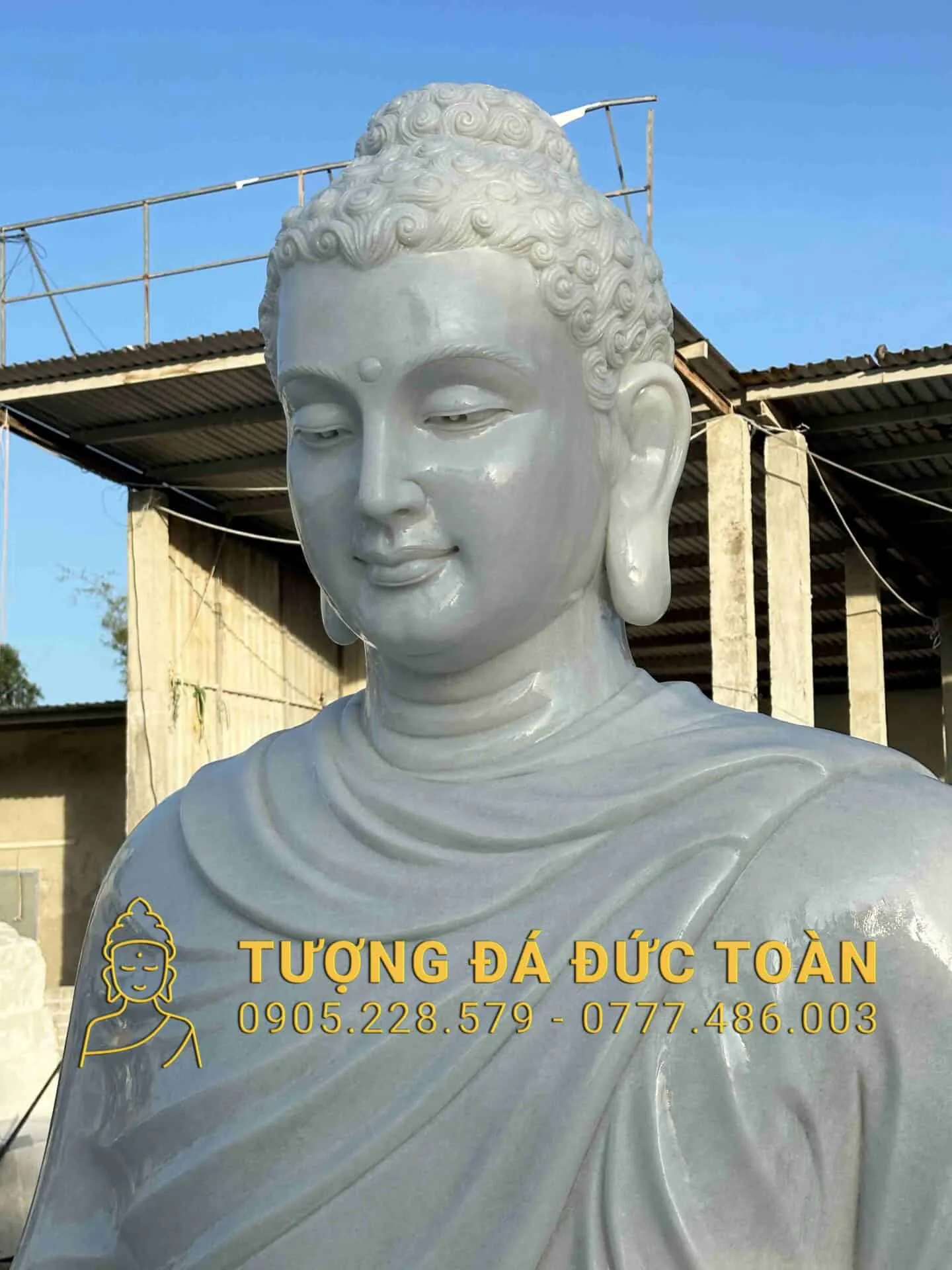 Tượng Phật Thích Ca ngồi bằng đá