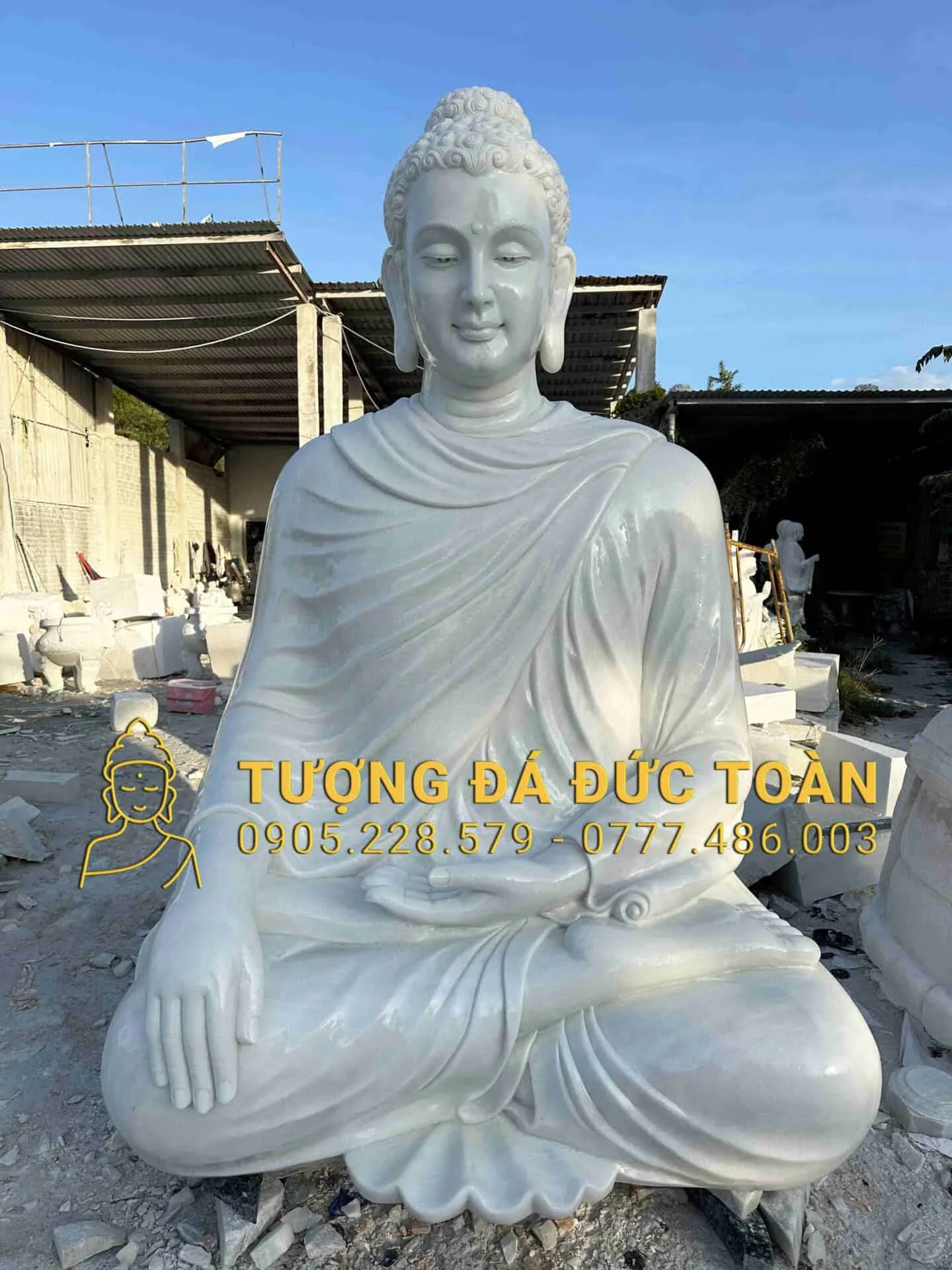 Tượng Phật Thích Ca ngồi bằng đá