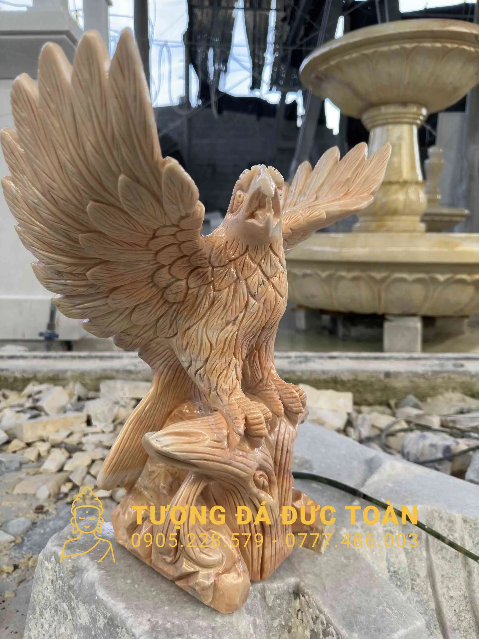 Tượng Đại Bàng Đá Cẩm Thạch Vàng Nguyên Khối: Biểu Tượng Của Quyền Lực & Thịnh Vượng