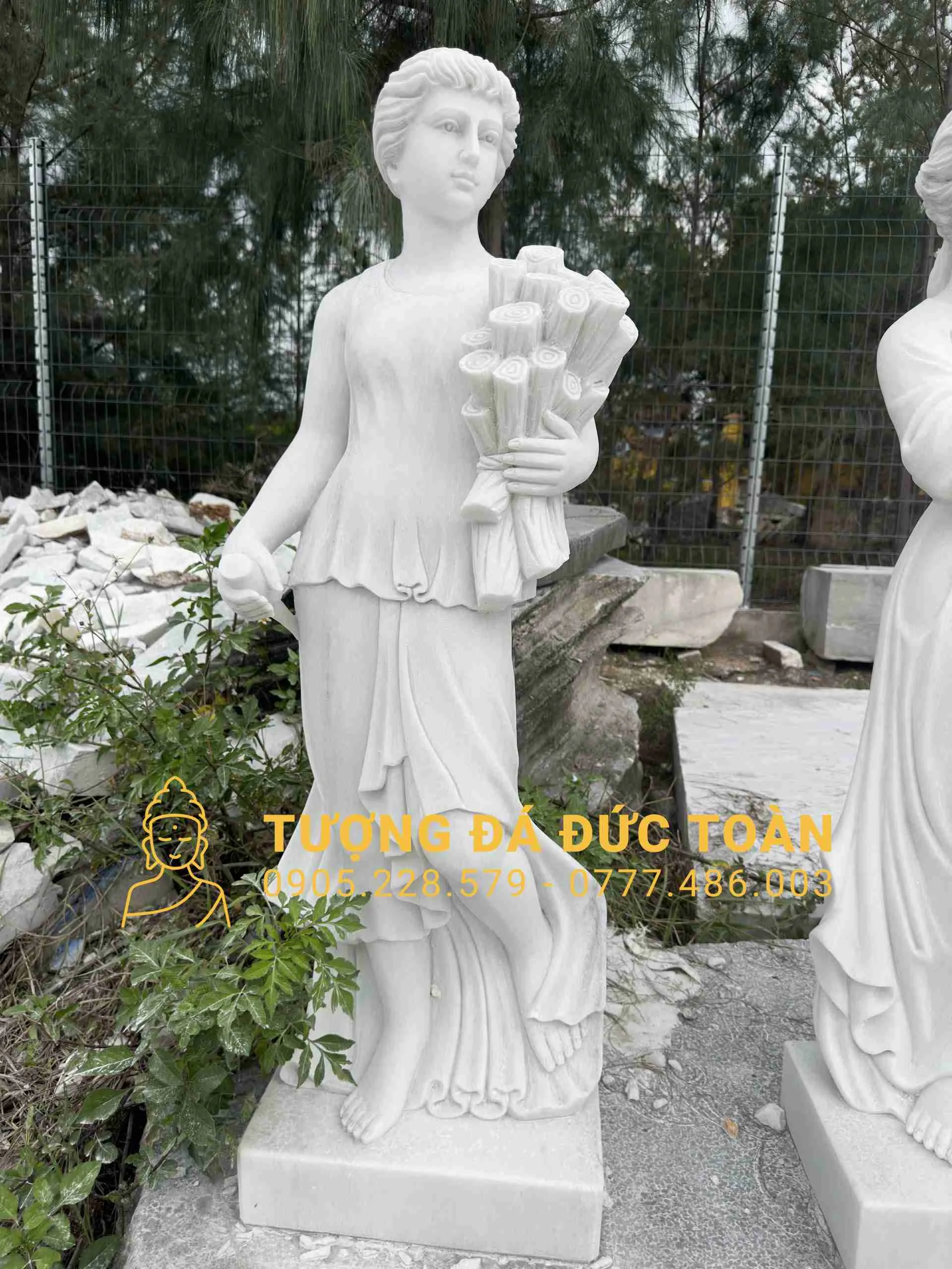 Tượng Cô Gái Ôm Củi Đá Cẩm Thạch Trắng: Tuyệt Tác Nghệ Thuật Sân Vườn Đẳng Cấp