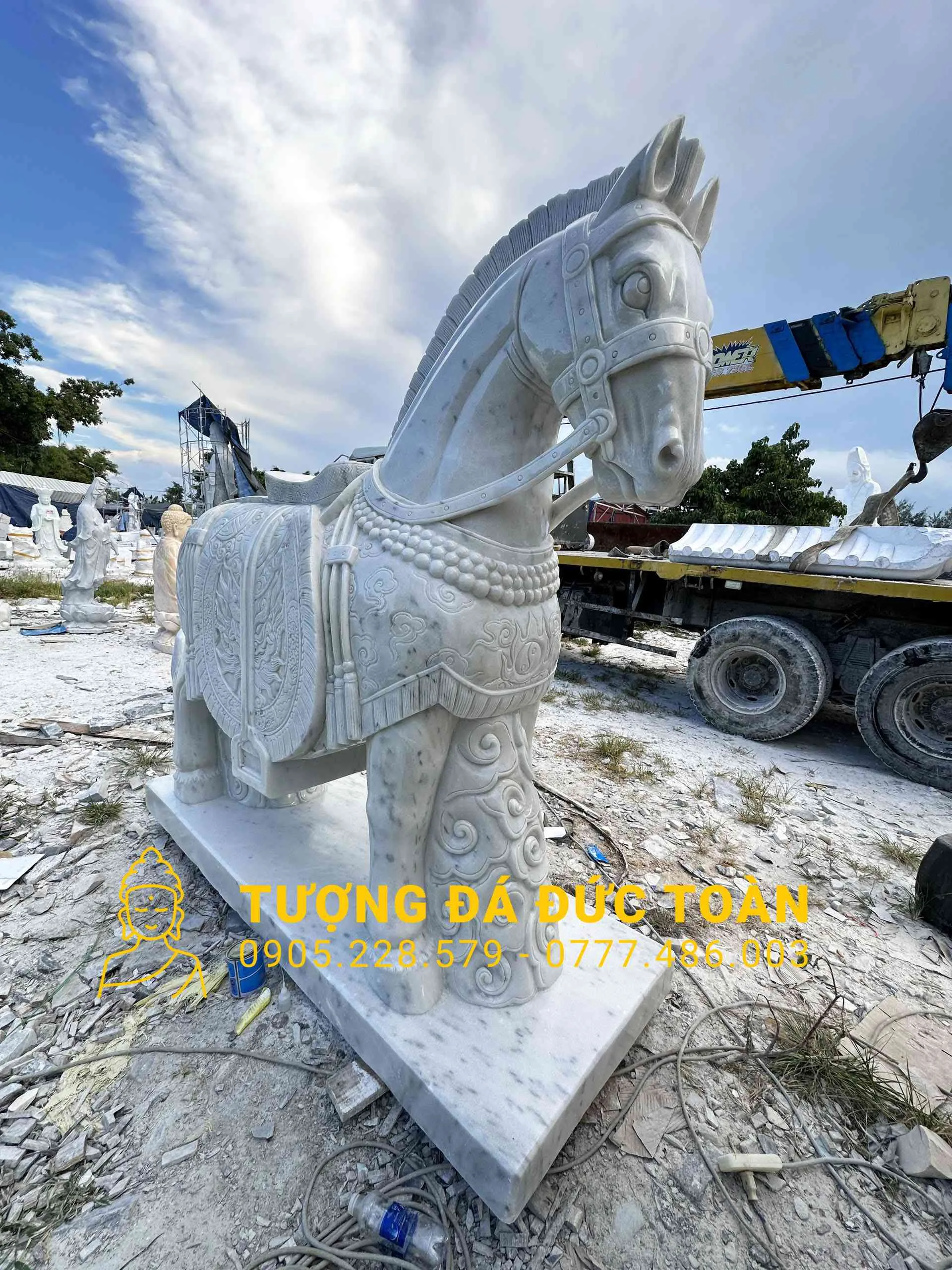 Tượng Ngựa Đá Được Chế Tác Trên Nền Đá Cẩm Thạch Trắng – Linh Vật Mã Đáo Thành Công