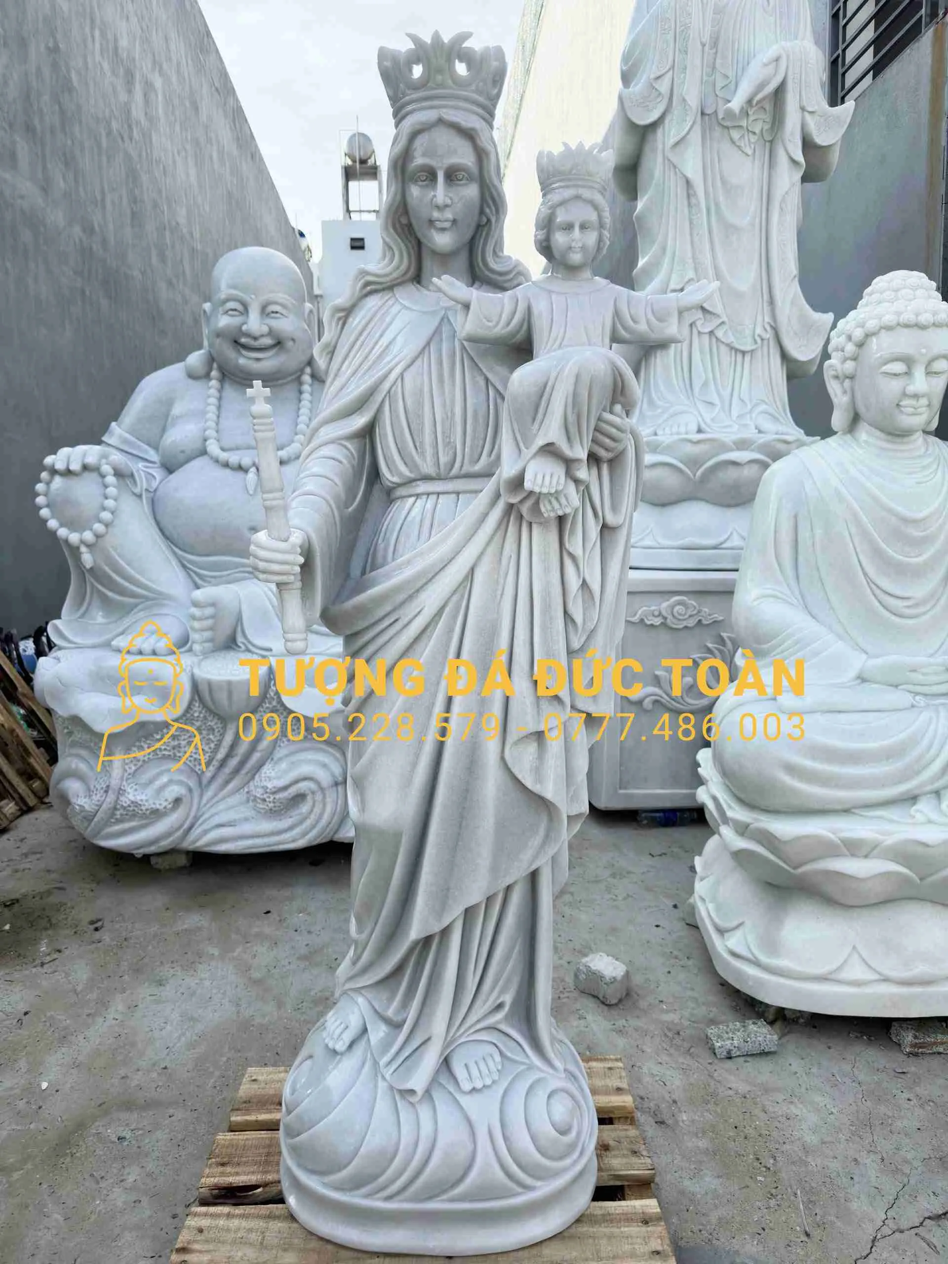 Tượng Đức Mẹ Bồng Chúa Đá Cẩm Thạch Trắng Mịn Đẹp – Biểu Tượng Tình Mẫu Tử Thiêng Liêng
