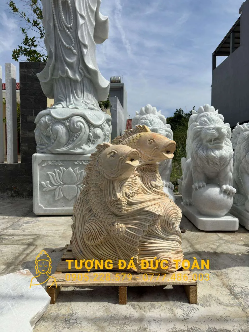 Tượng Cá Chép Bằng Đá Cẩm Thạch Vàng – Linh Vật Chiêu Tài Khai Vận