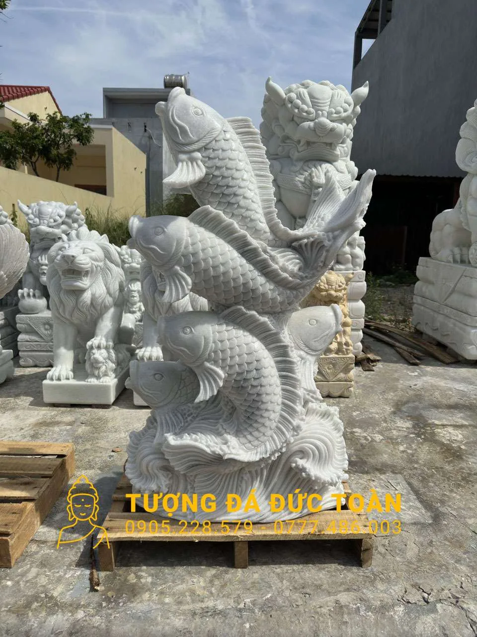 Tượng Cá Chép Đá Cẩm Thạch Trắng Nguyên Khối – Linh Vật Chiêu Tài Uy Nghiêm