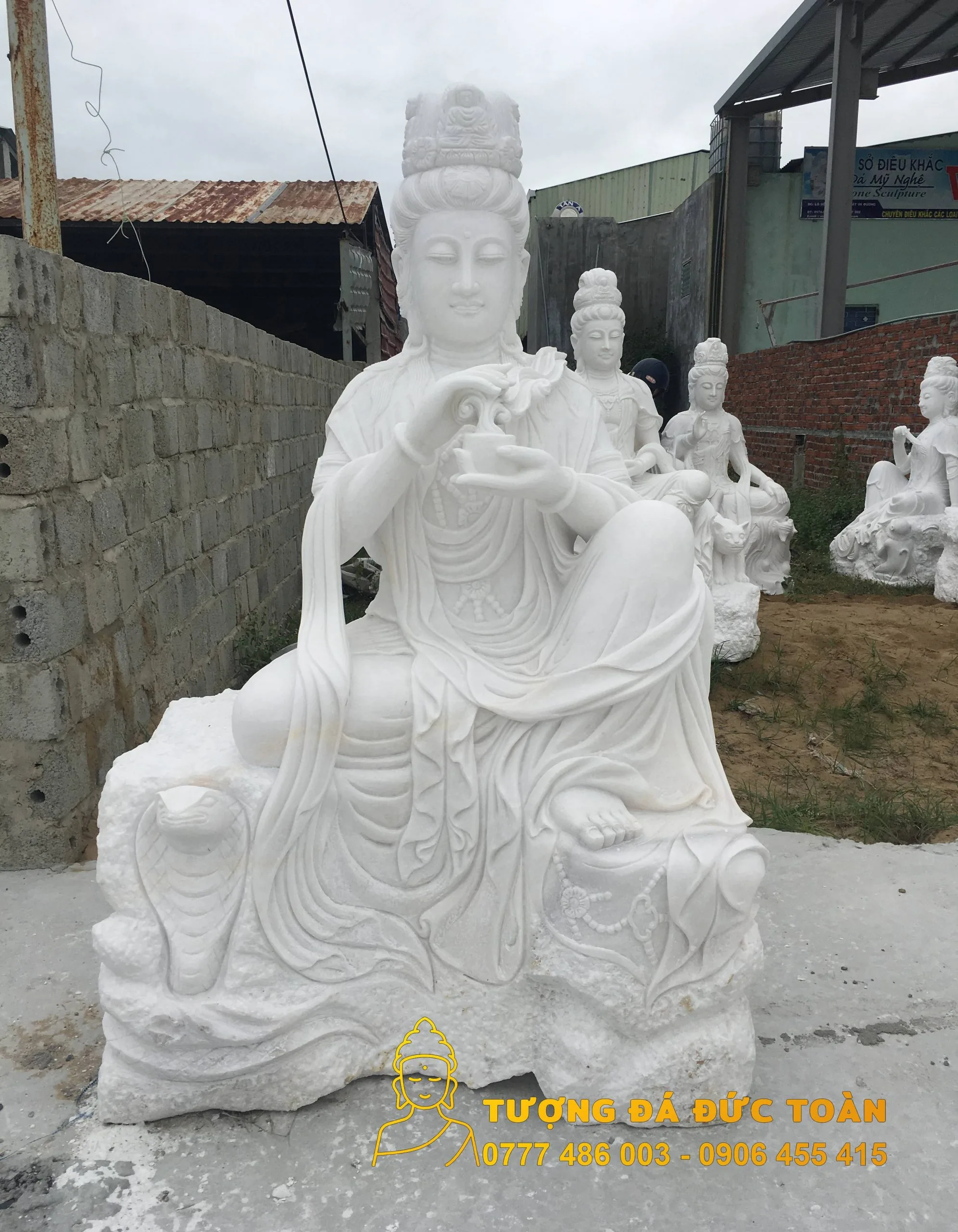Tượng Phật Quán Tự Tại đá Non Nước Ngũ Hành Sơn