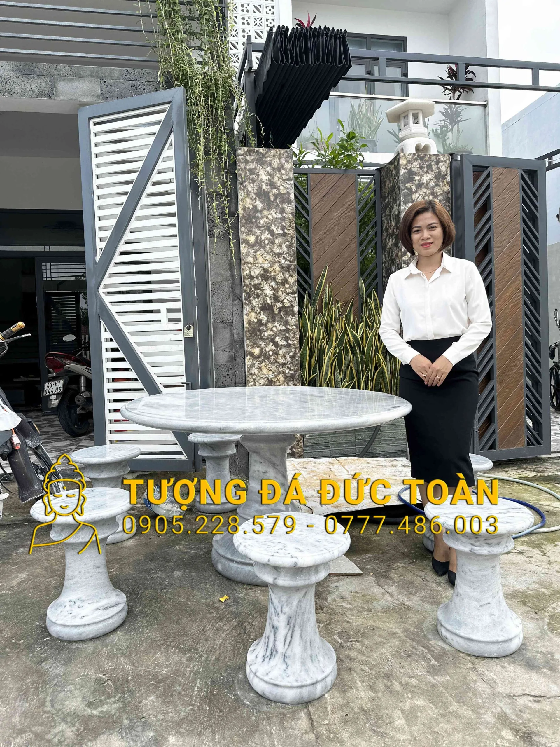 Bộ Bàn Ghế Đá Cẩm Thạch Xám Nguyên Khối: Vẻ Đẹp Trầm Mặc & Đẳng Cấp Thượng Lưu