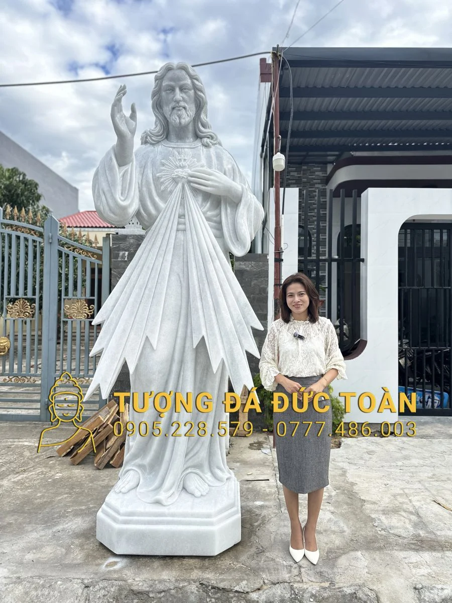 Tượng Chúa Thương Xót Đá Cẩm Thạch Nguyên Khối Cao 3m – Biểu Tượng Của Hồng Ân Và Lòng Thương Xót Vô Biên