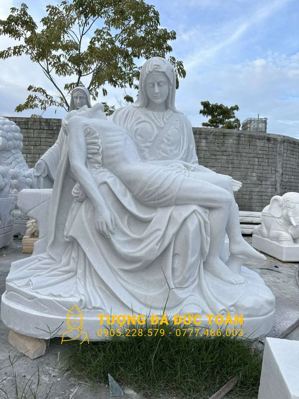 Tượng Đức Mẹ Sầu Bi Đá Nguyên Khối – Biểu Tượng Của Sự Hy Sinh & Cứu Rỗi