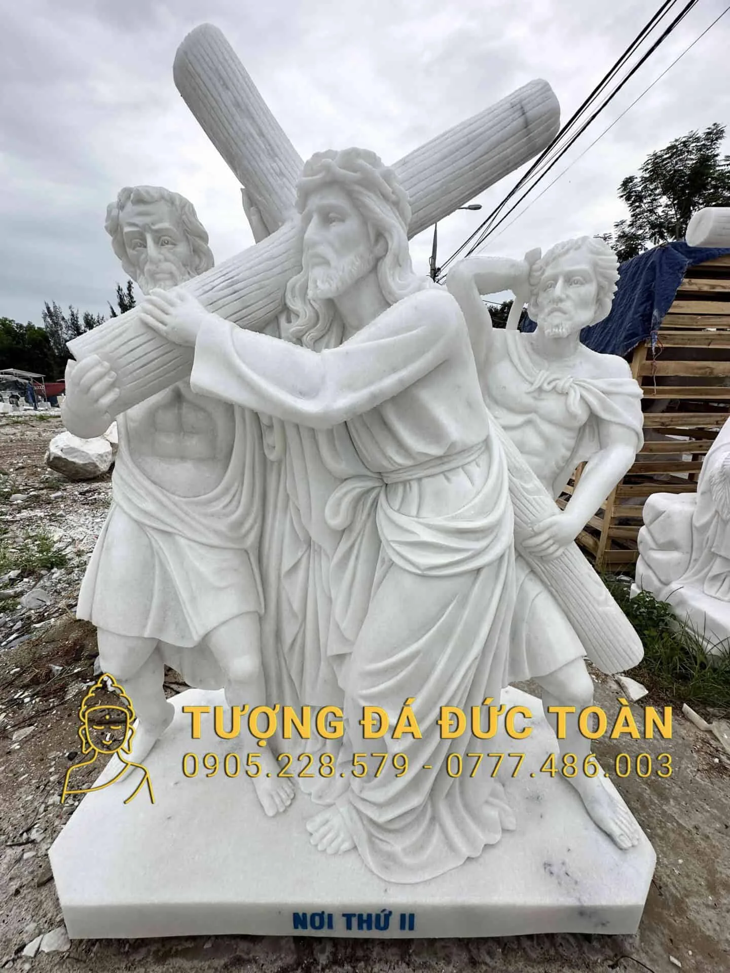 Chặng Đàng Thánh Giá Thứ 2 DTG_10: Tượng Chúa Giêsu Vác Thánh Giá Uy Nghiêm