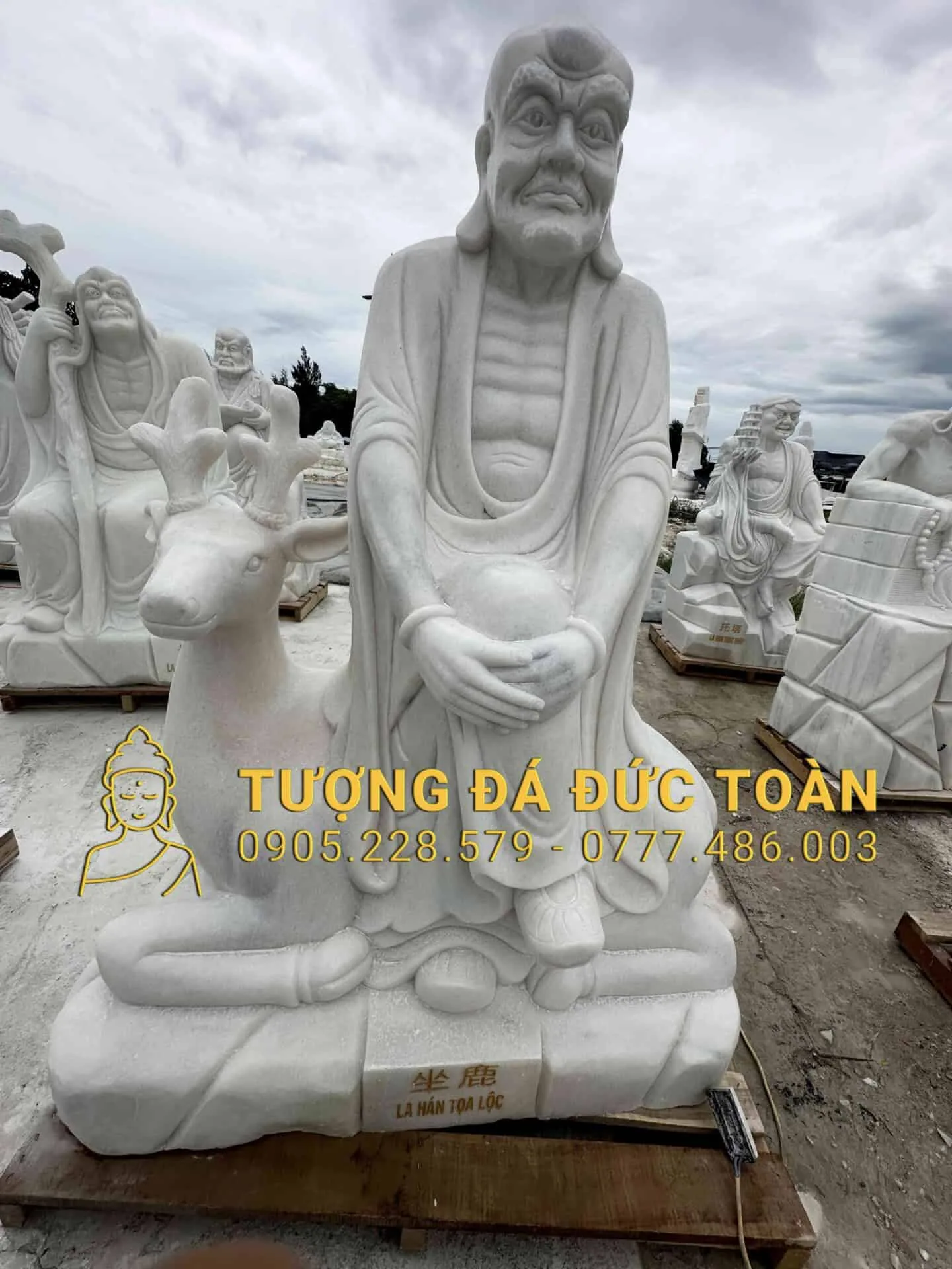 Tượng La Hán Tọa Lộc Cao 1,5m Đá Trắng PLH_59 – Chiêu Tài Tấn Lộc, Vạn Sự Hanh Thông