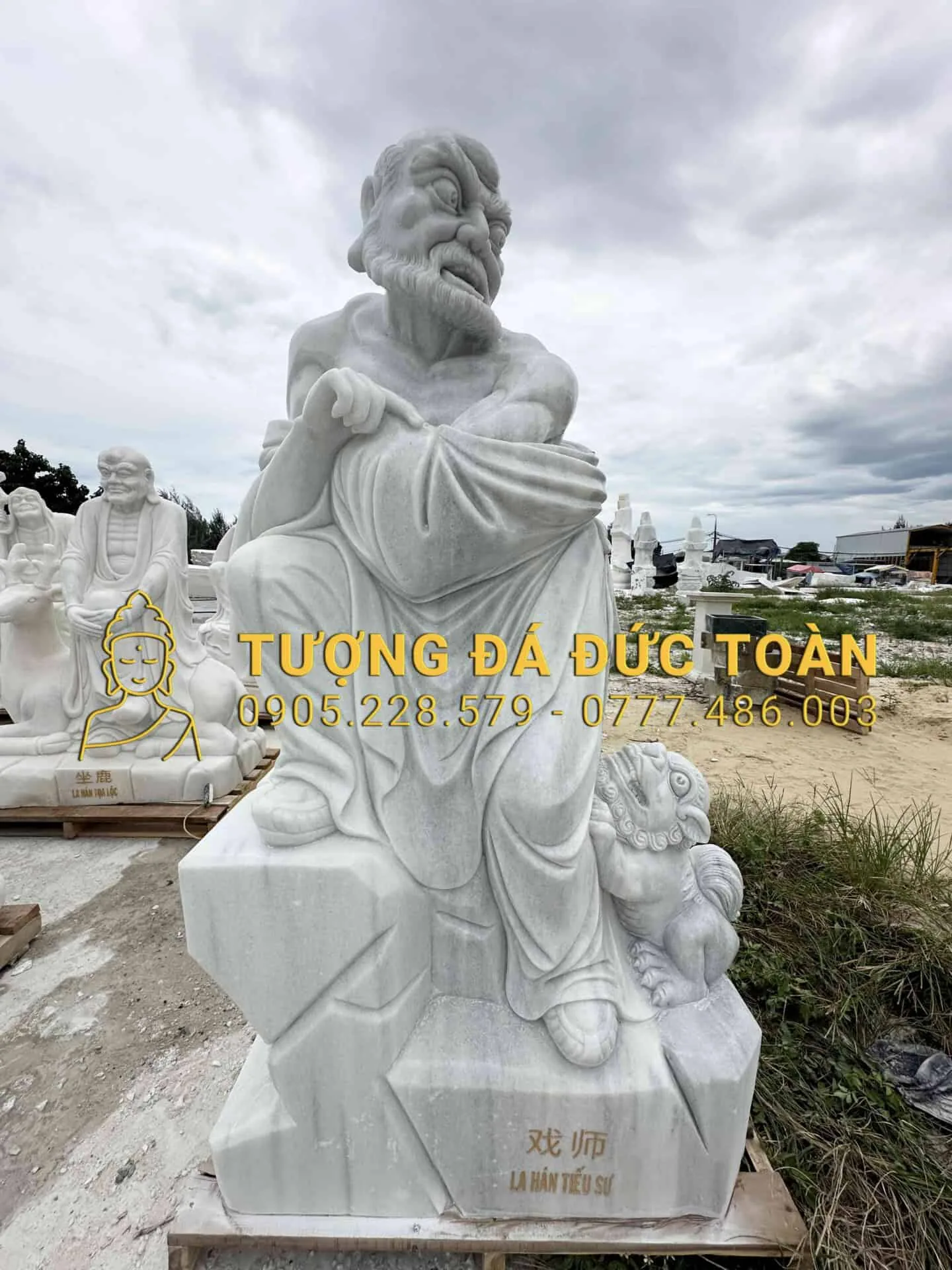 Tượng La Hán Tiếu Sư Cao 1,5m Đá Trắng PLH_57: Ý Nghĩa Phong Thủy Và Nghệ Thuật Trấn Trạch Uy Nghiêm