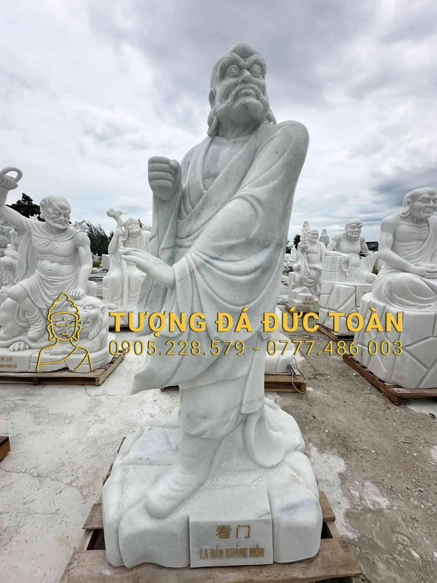 Tượng La Hán Kháng Môn Cao 1,5m Đá Trắng PLH_56: Biểu Tượng Của Sự Định Tâm Và Bình An
