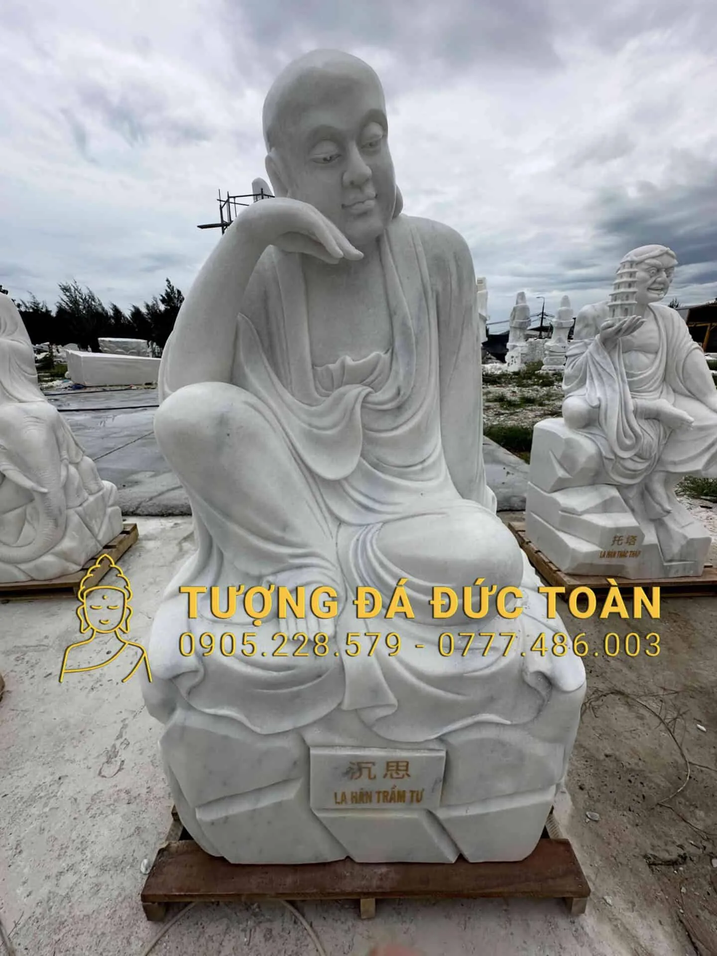 Tượng La Hán Trầm Tư Cao 1,5m Đá Trắng PLH_65 – Uy Nghiêm, Tĩnh Tại, Chuẩn Phong Thủy
