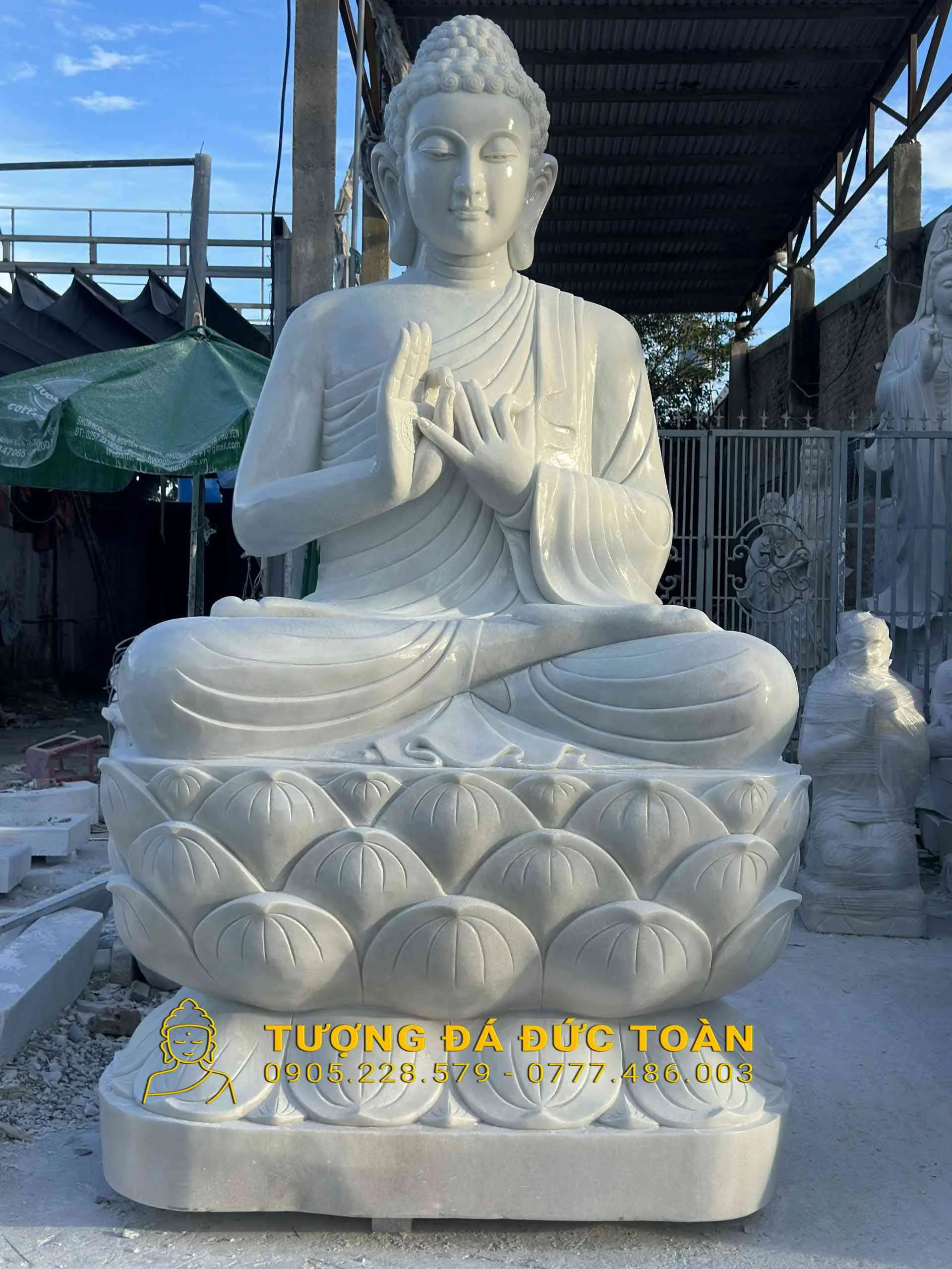 Tượng Phật Thích Ca Đá Cẩm Thạch Trắng Nguyên Khối – Biểu Tượng Của Giác Ngộ & Sự Thanh Tịnh