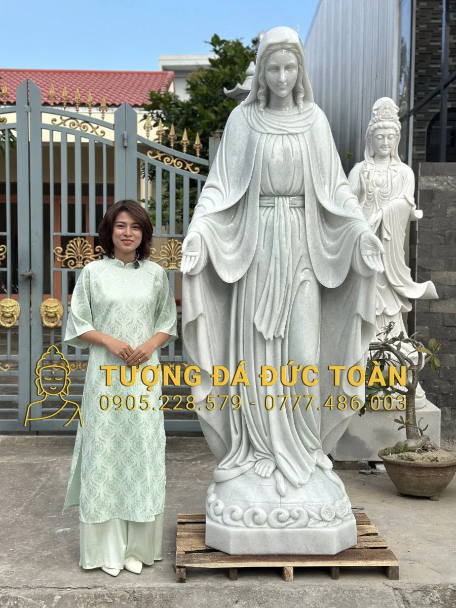 Tượng Đức Mẹ Ban Ơn Cao 2,3m Đá Nguyên Khối – Biểu Tượng Của Hồng Ân Và Bình An Vĩnh Cửu