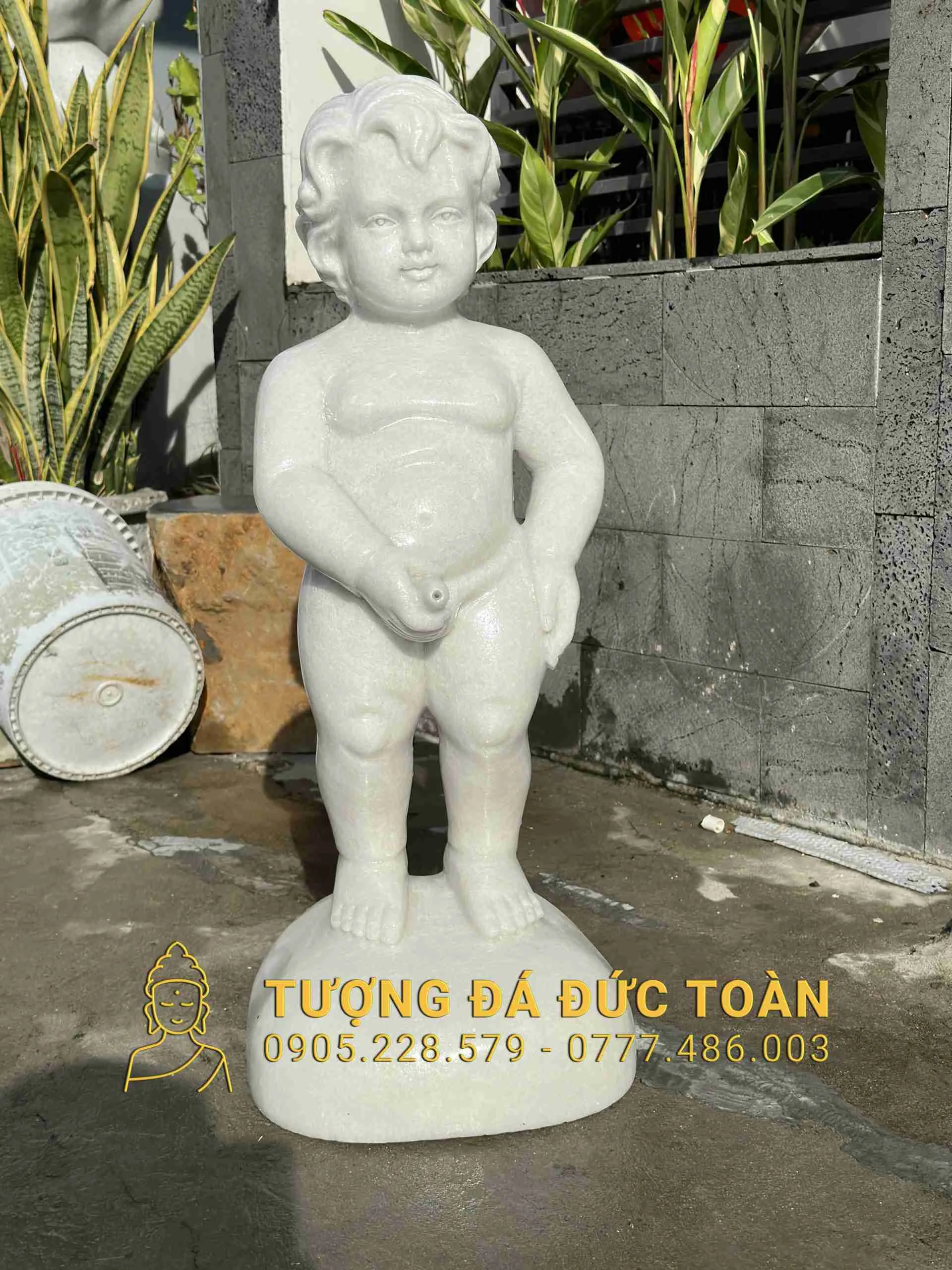 Tượng Cậu Bé Đứng Tè Đá Cẩm Thạch Trắng Đẹp Sắc Xảo – Biểu Tượng Nghệ Thuật & May Mắn