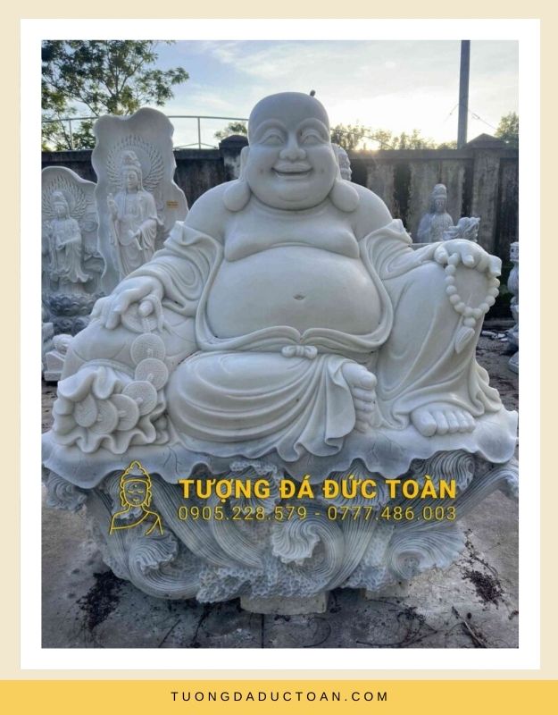 Tượng Phật Di Lặc đang cười