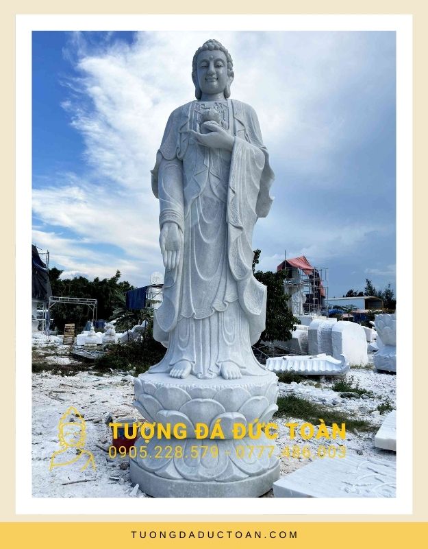 Hình ảnh Phật A Di Đà Phật A Di Đà trên đầu có các cụm tóc xoắn ốc, mắt nhìn xuống, miệng thoáng nụ cười cảm thông cứu độ