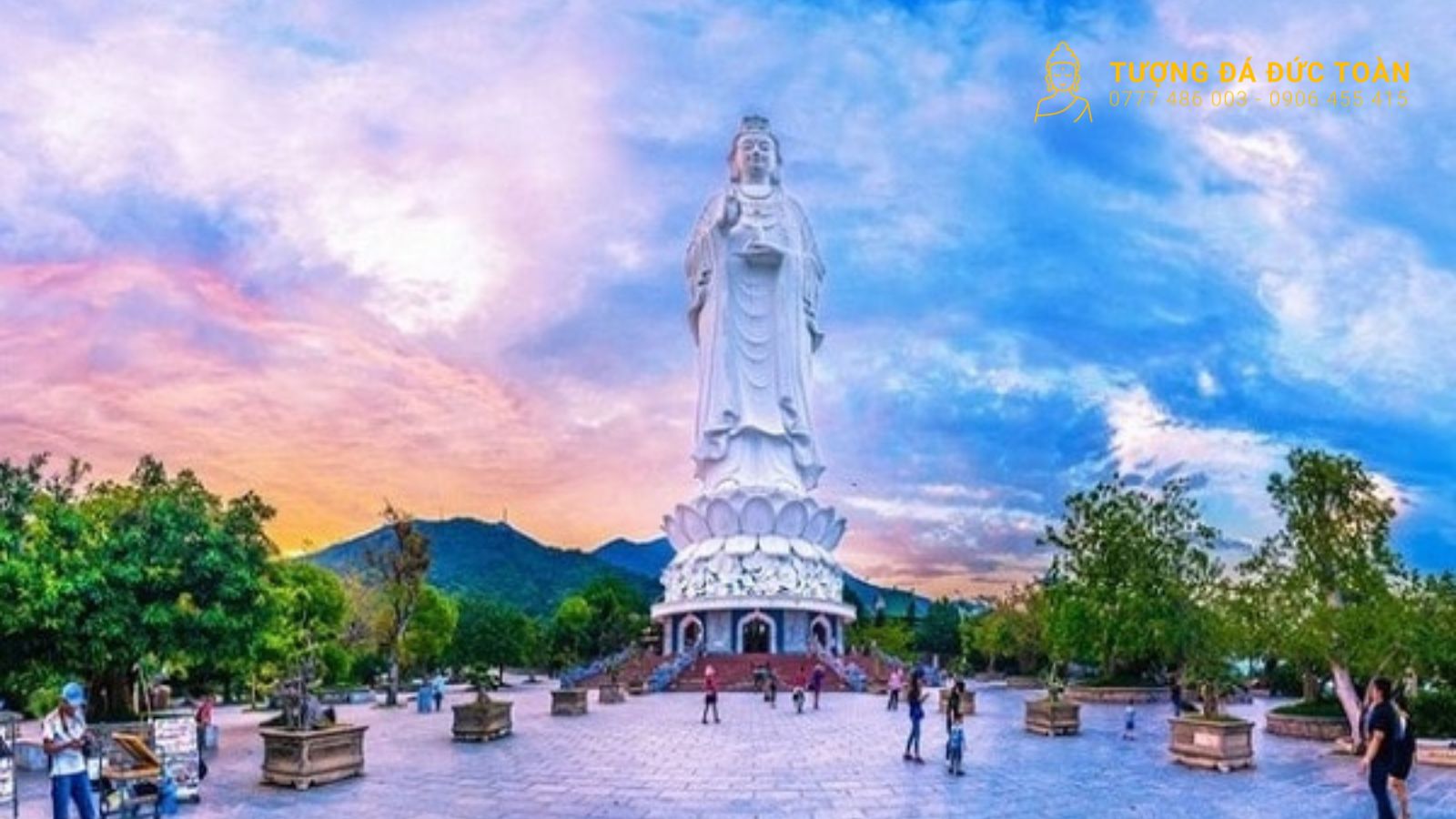 Du khách có thể hành hương kính lễ Phật và cầu bình an cho gia đình