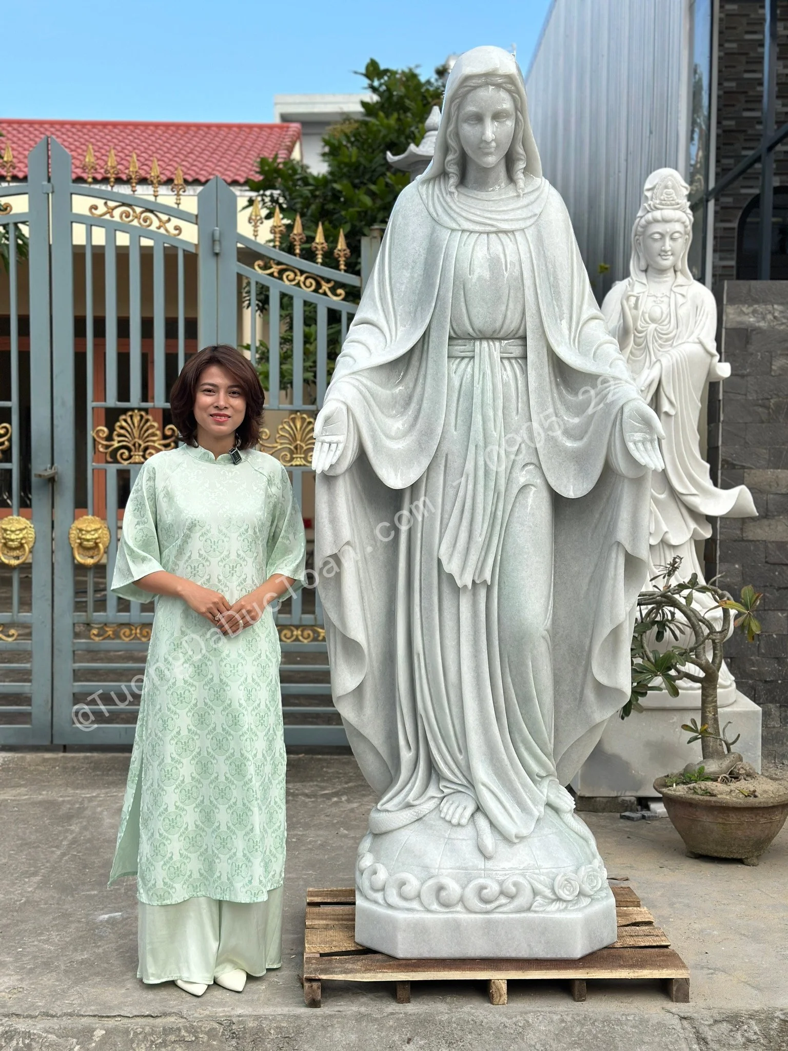 Tượng Đức Mẹ Ban Ơn Bằng Đá Cẩm Thạch Trắng Nguyên Khối Tại Bình Thuận