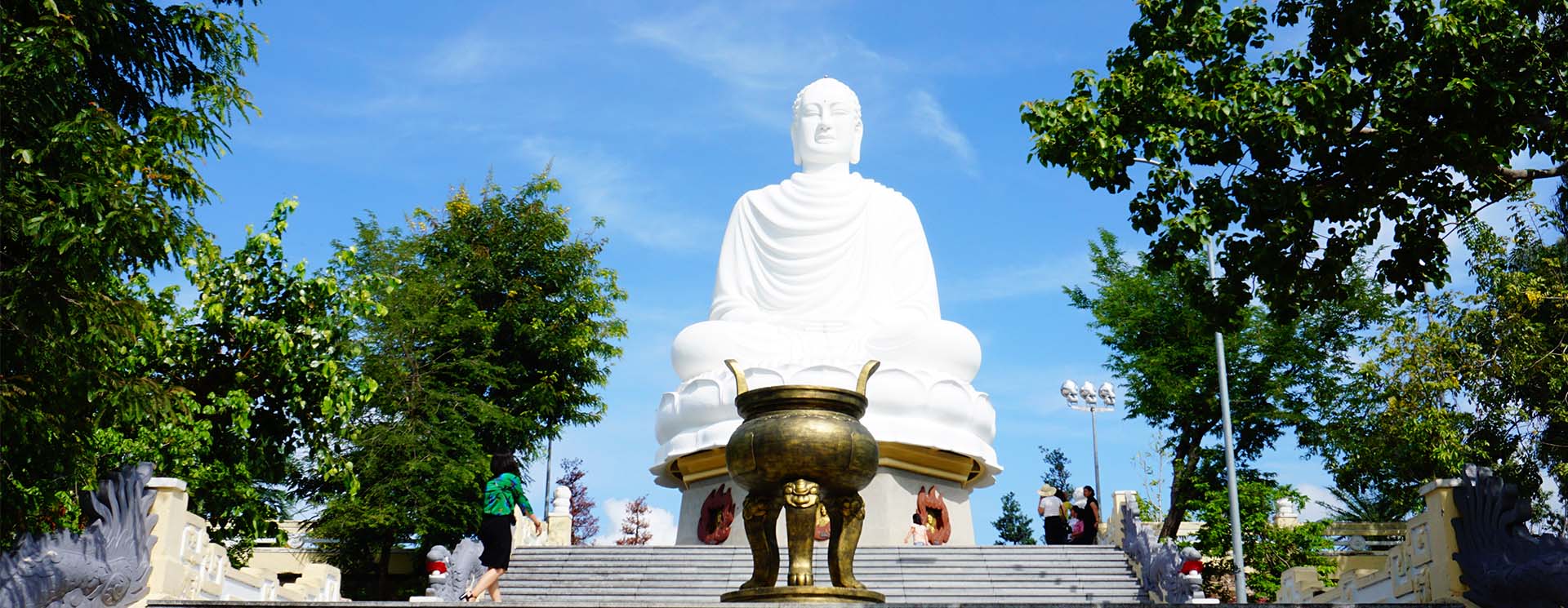 Bức tượng kim thân phật tổ đá trắng trên nền trời xanh tại nha trang