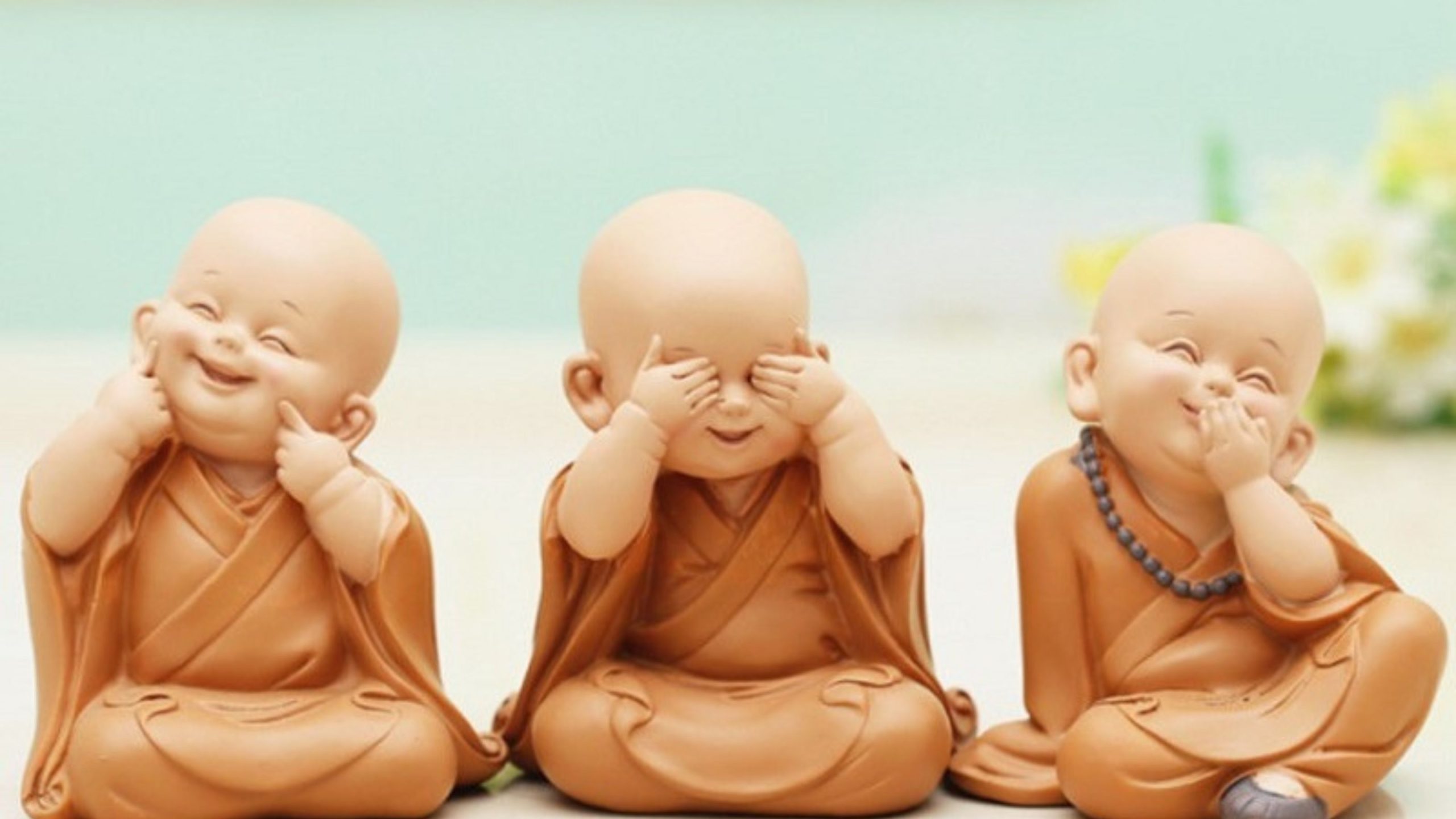 Các tượng chú tiểu đang ngồi trên bàn.