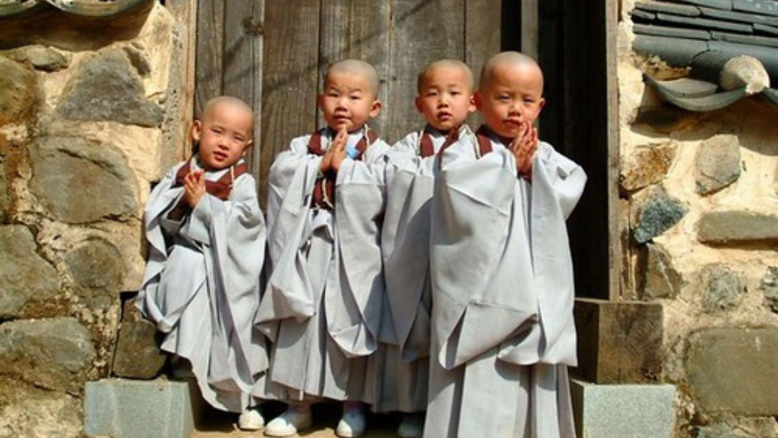 Hình ảnh chú tiểu ngây thơ trong nghệ thuật phật giáo và đạo giáo