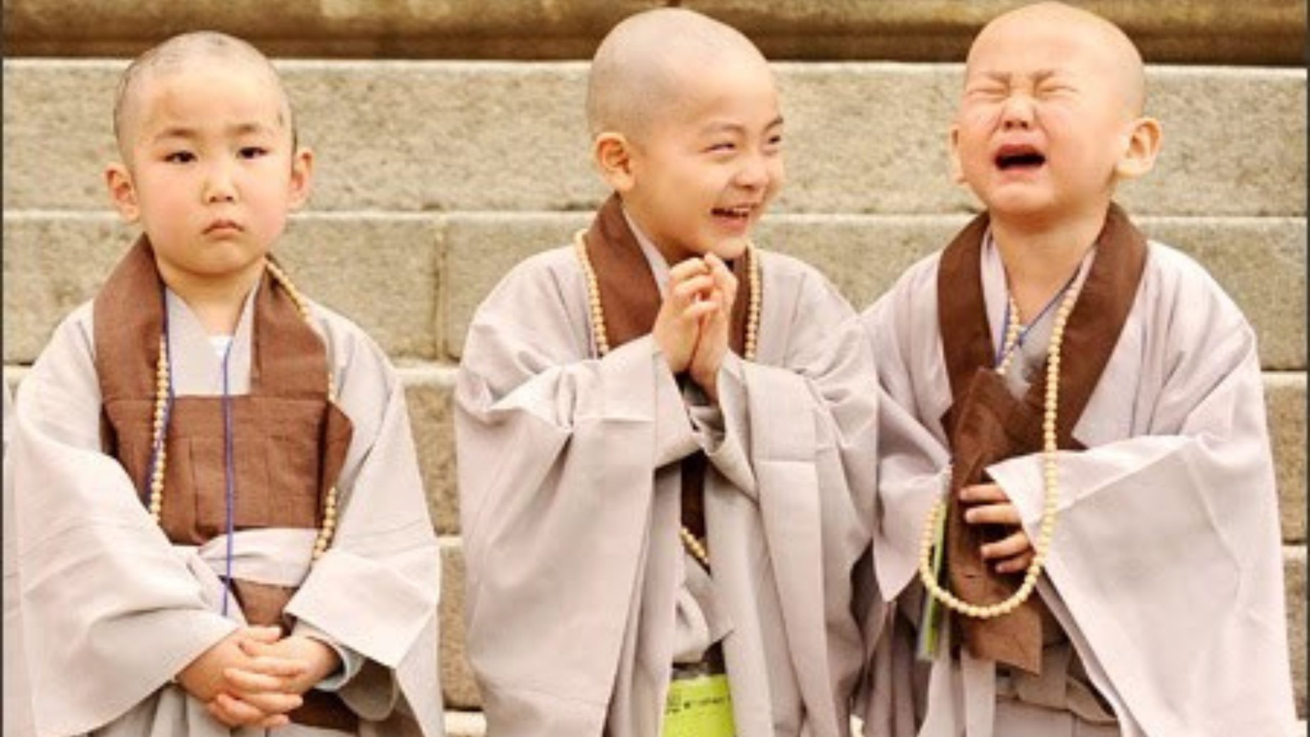 Ba chú tiểu mặc áo dài.