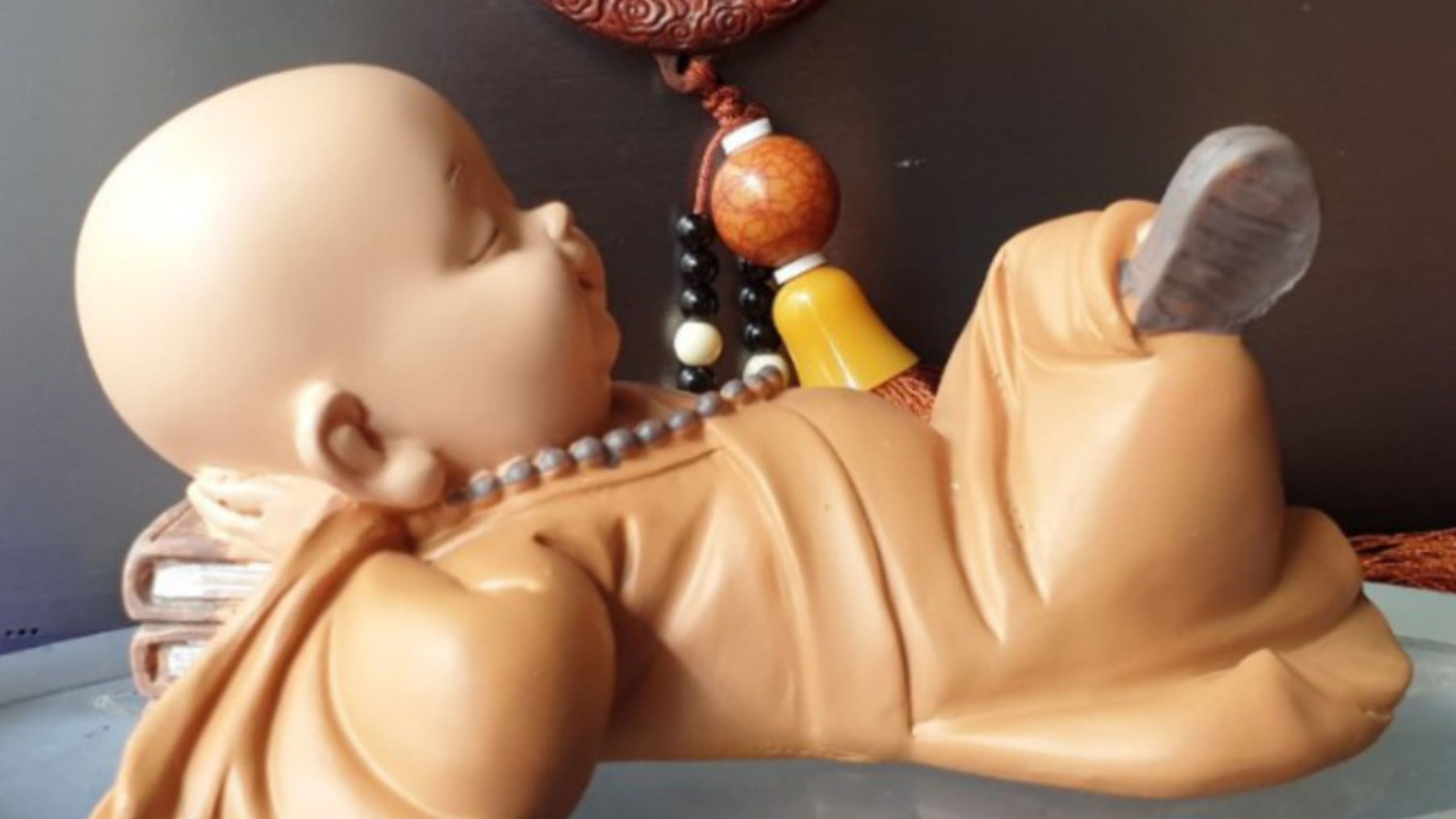 Mô tả: Một chú thích nhỏ nằm trên một bàn làm việc.