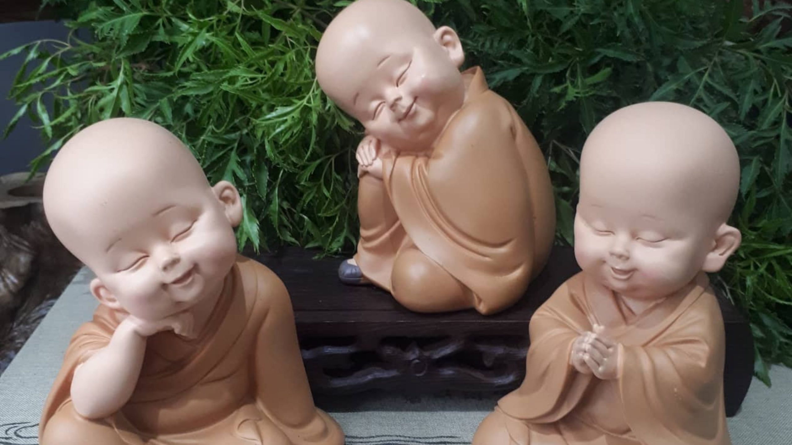 Ba bức tượng nhỏ chú thích đang ngồi trên bàn.